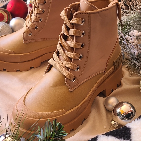 🆕️The Mika// CHUNKY LUG SOLE BOOT - Picture 4 of 7